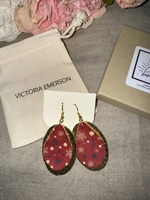 NUEVO Pendientes de aleteo de cuero oro brillante y gancho en forma de lágrima roja nuevos con etiquetas Foto 1 de 4