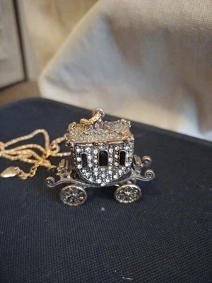 Collar de Cenicienta Betsey Johnson Vintage Coach finamente detallado y realista  Foto 1 de 4