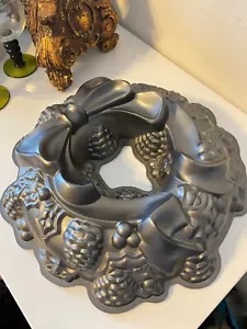 Nordic Ware Holiday Wreath Bow 9 cup Bundt Cake Pan Christmas Mold VGUC - Picture 1 of 8