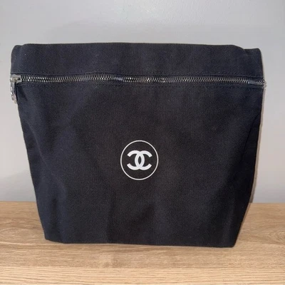 Bolsa cosmética de lona preta Chanel maquiagem bolsa de viagem com logotipo CC presente VIP - Imagem 1 de 4