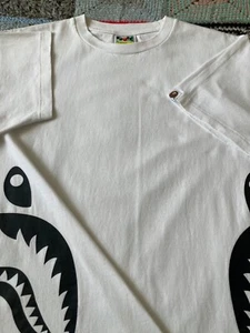 Camiseta Bape Bicolor Side Shark Blanca/Negro - Imagen 1 de 15