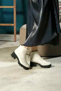ALL BRAND FOOTWEAR BRAND MAX LUGG PLATFORM ANKLE BOOTS IVORY L EATHER 36 6 M LN - Picture 1 of 10