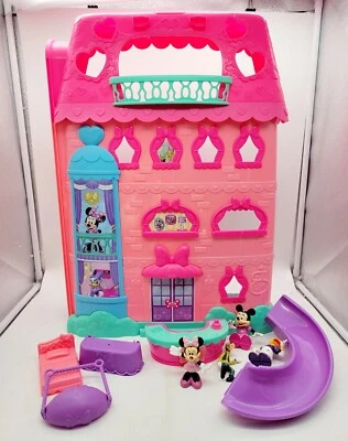 Кукольный домик Disney Minnie Mouse Bowtel Sweet Hotel в коробке с фигурками мебелью  - Изображение 1 из 4