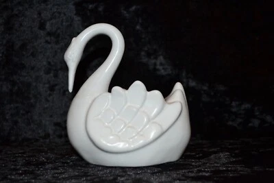 Swan Dish/vase Pereiras Made in Portugal Beautiful Excellent condition - image 1 of 4