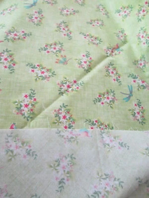 Tela Debbie Mumm Verde con Estampado Floral, Pájaro y Libélula 44" An x 1 Yarda L Foto 1 de 4