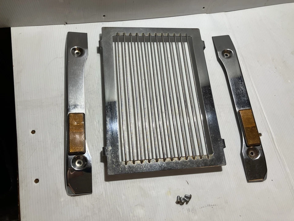1998 Yamaha Royal Star Deluxe 1300 Radiator Shroud/ Trim (see pics/rust) (Oem) - Изображение 1 из 4
