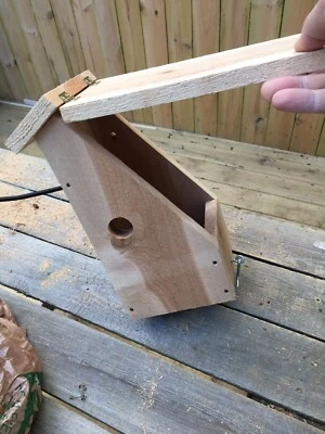 CEDAR SALTBOX STYLE BIRD HOUSE SONGBIRD CHICKADEE CAROLINA WREN NUTHATCH  - Image 1 of 4