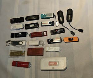 Lot of 20 OLD Mixed Push to Retract Flash Drive PC Memory Storage USB AS IS 32GB