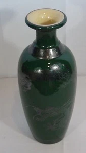 ANTICO VASO SMALTATO VERDE GIAPPONESE IN CERAMICA CON UN DRAGO DIPINTO IN ARGENTO INTORNO - Foto 1 di 12
