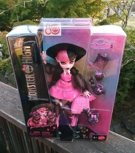 Neu Monster High Draculaura Puppe mit Haustier Fledermaus-Katze und Zubehör 2025 - Bild 1 von 6