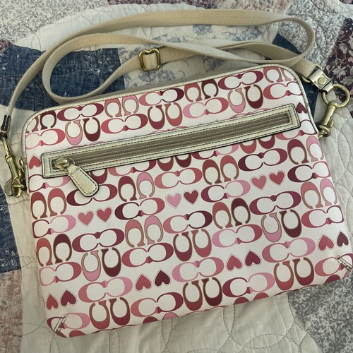 Custodia iPad Coach a tracolla. C e cuori classici rossi e rosa su bianco. Us intime ottimeioni!