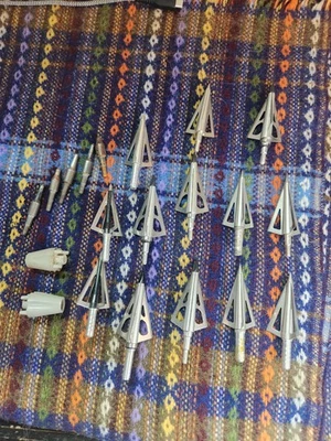 Lote de 13 puntas anchas de 3 y 4 hojas fijas con 7 insertos de flecha puntas de campo y 2... Foto 1 de 4