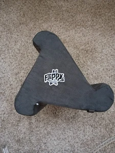 Flippy Jr Original Tablet Pillow Holder Grey Soft Kids Children with Carabeaner - Afbeelding 1 van 4