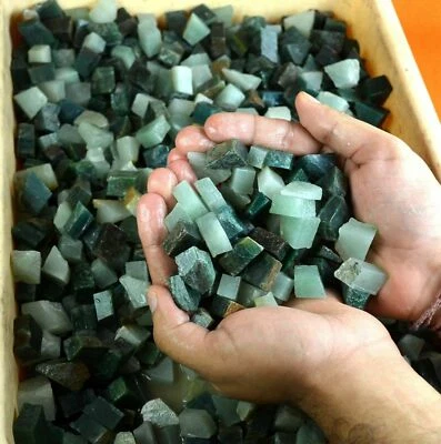 Lote áspero de piedras preciosas curativas de jade verde y aventurina 5000 quilates naturales sin tratar  Foto 1 de 4