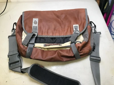Timbuk2 17” Bolso de Hombro Mensajero para Computadora de Cercanías Marrón y Tostado Bonito  Foto 1 de 4