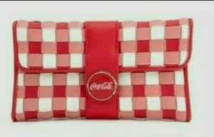 Coca Cola Geldbörse Damen Loungefly Stitch Shoppe Gingham Woven & Daisy Pin NEU - Bild 1 von 4