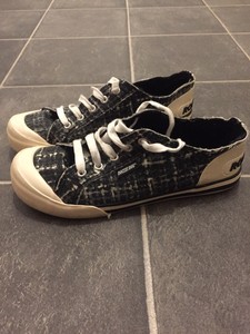 wipeable black trainers