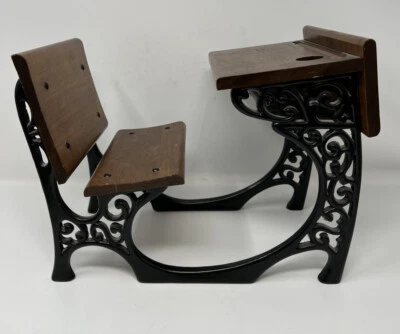 American Girl Doll Pleasant Company Samantha Escritorio Escolar Hierro Fundido Madera Retirada Foto 1 de 4