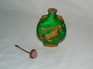 VINTAGE CHINESE GREEN ENAMEL ON BRASS SNUFF BOTTLE WITH HORSE MOTIF - Picture 1 of 10