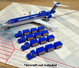 1:400 Modell Flughafen Zubehör - 16-teiliges Gepäckwagen & Schlepper Set (blau/gold) - Bild 1 von 7