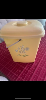 Cubo cubo fregona pañales de plástico amarillo vintage RARO con tapa Foto 1 de 4