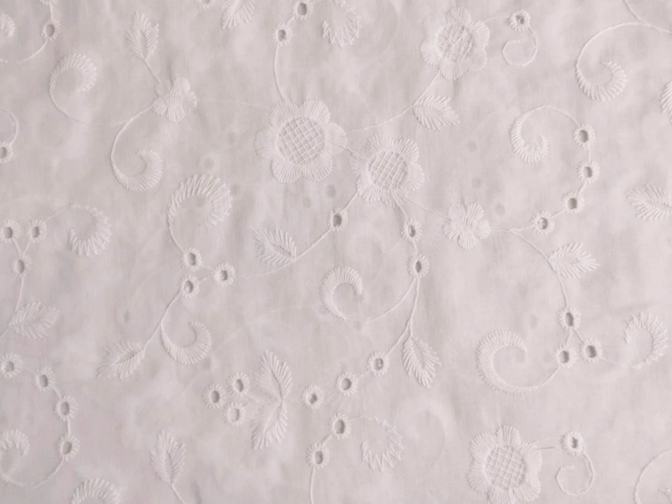 Baumwollstoff ♥ Blumen  ♥  Streublümchen  ♥ Lochstickerei ♥ Weiß - Bild 1 von 3