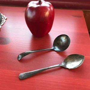 Juego Mixto de 2 Cucharas Antiguas Plateadas y Cucharas de Azúcar Hechas en Inglaterra - Imagen 1 de 5