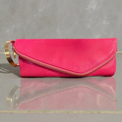Cartera sin asas Mud Pie de moda para mujer pulsera de cuero vegano rosa puño Foto 1 de 4