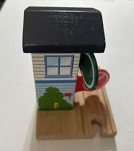 THOMAS & FRIENDS FERROVIA IN LEGNO Passaggio Y4413 stop go Playset! ritirato - Foto 1 di 5
