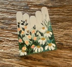 Handbemalte florale Holzzaun Brosche Anstecknadel Miniatur - Bild 1 von 4