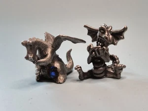 2 Zinn Drachen Miniaturen Lot Vintage Schmuck Strass Fantasy - Bild 1 von 4