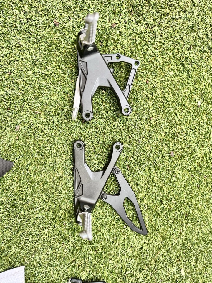 Front Rider Driver Footrests Footpeg Bracket Fit For Yamaha YZF R1 R1S 2015-2024 - Image 1 of 1