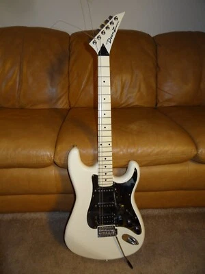 Guitarra Dean Z Signature - Blanca con herrajes cromados Cuello/traste de pino blanco Foto 1 de 4