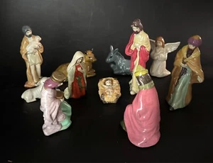 Jolie crèche en porcelaine - 11 santons - 15 cm - Picture 1 of 10