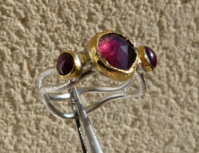 Anello, Argento 925, Oro 24 CT, 2 Rubino Stelle, 1 Tormalina Rosso, T 56 - Immagine 1 di 4