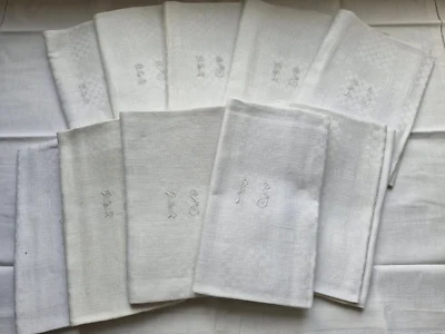 11 Anciennes  serviettes damassées à décor de damier monogramme FS  ref 907 - Photo 1/4