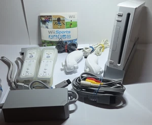 Nintendo Wii Konsole Bundle - 2 Spieler mit Wii Sports Spiel RVL-101 getestet zurückgesetzt - Bild 1 von 13