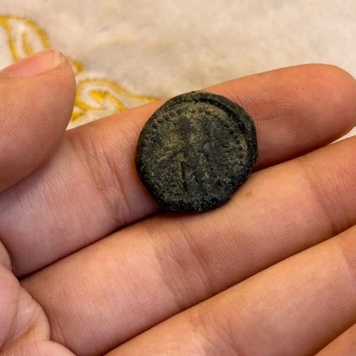 Rare ancienne pièce de monnaie de Bouddha de l'Empire Kushan d'Asie centrale - Photo 1/4