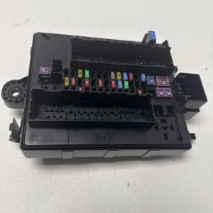 2017-2020 GMC ACADIA DENALI FUSE RELAY BOX JUNCTION BLOCK MODULE UNIT OEM - Picture 1 of 4