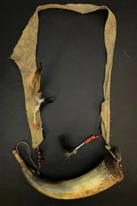 Antiguo cuerno en polvo Cree del siglo XIX con bandolera de plumas auténtico arte nativo - Imagen 1 de 5