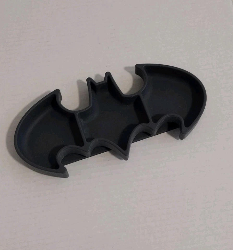 Bumkins 10 英寸蝙蝠侠硅胶握把盘吸盘幼儿婴儿高脚椅  — 第 1/4 张图片