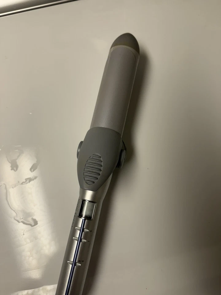 Plancha de peinado de precisión John Frieda JFC9 de 1 1/4 pulgadas Foto 1 de 4