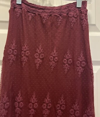 NUEVO CON ETIQUETAS $110 XCVI Falda Borgoña Encaje Superpuesto Flecos Pequeña Foto 1 de 4