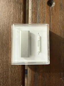 iPod Shuffle 3rd Gen A1271 4GB Silver MB867LL/A - Apple - New-Unused-Collectible - Picture 1 of 2
