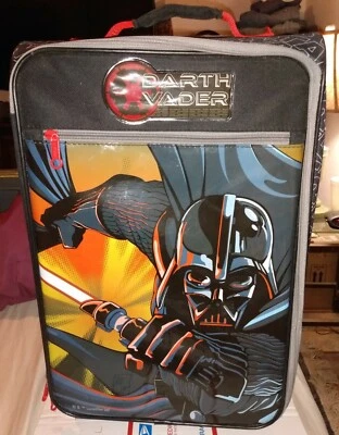 American Tourister 星球大战达斯·维德 18 英寸× 12 英寸× 7 英寸柔软儿童滚动行李箱  — 第 1/4 张图片