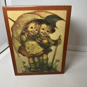 Caja de música House Of Goebe, L Stormy Weather de M.J. Hummel - Imagen 1 de 6