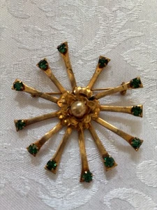 Vintage Starburst Brosche mit Perlen & grünen Strasssteinen goldfarben Metall Anstecknadel - Bild 1 von 8