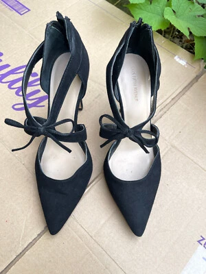 Tacones Saks Fifth Avenue negros de gamuza sintética con lazo adjunto punta cremallera tacón 6,5 Foto 1 de 4