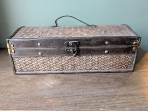Vintage Nähkästchen Korb Holz braun geflochten Metallriegel Ledergriff - Bild 1 von 13