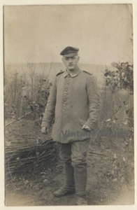 WW1: Deutscher Soldat auf Wiese (Vintage RPPC ~1910s) - Imagen 1 de 1